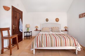 JOIVY 3-BR Cottage w/Terrace & Garden in Colares