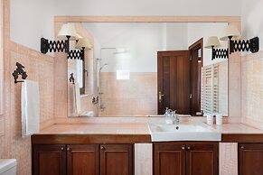 JOIVY 3-BR Cottage w/Terrace & Garden in Colares