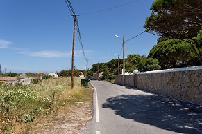 JOIVY 3-BR Cottage w/Terrace & Garden in Colares