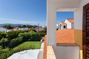 JOIVY 3-BR Cottage w/Terrace & Garden in Colares