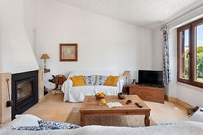 JOIVY 3-BR Cottage w/Terrace & Garden in Colares