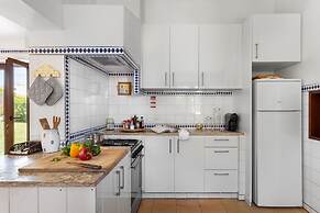 JOIVY 3-BR Cottage w/Terrace & Garden in Colares