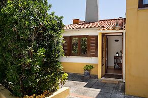 JOIVY 3-BR Cottage w/Terrace & Garden in Colares