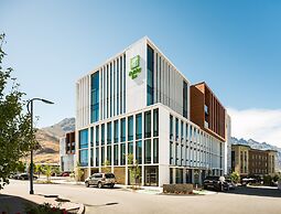 Holiday Inn Queenstown Remarkables Park, an IHG Hotel