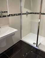 Spacious 3BR Home in Bedford for Big Groups