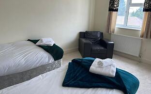 Spacious 3BR Home in Bedford for Big Groups