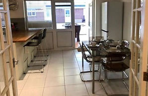 Spacious 3BR Home in Bedford for Big Groups