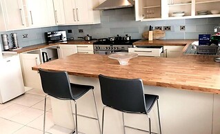 Spacious 3BR Home in Bedford for Big Groups