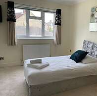 Spacious 3BR Home in Bedford for Big Groups