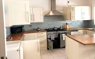 Spacious 3BR Home in Bedford for Big Groups