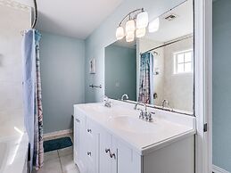 Fisherman's Inn 2 Bedroom Home by RedAwning