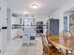 Fisherman's Inn 2 Bedroom Home by RedAwning