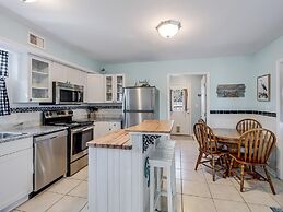 Fisherman's Inn 2 Bedroom Home by RedAwning