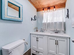 Fisherman's Inn 2 Bedroom Home by RedAwning