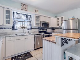 Fisherman's Inn 2 Bedroom Home by RedAwning