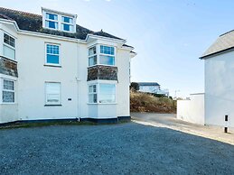 Pinewood Flat 5