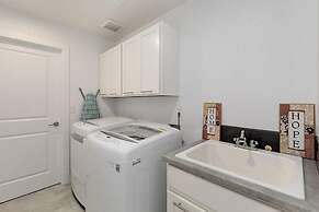 Gorgeous Townhome steps from the Brewery District!