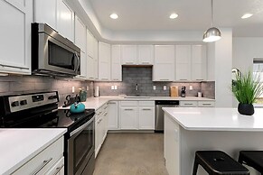 Gorgeous Townhome steps from the Brewery District!