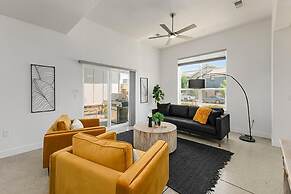 Gorgeous Townhome steps from the Brewery District!