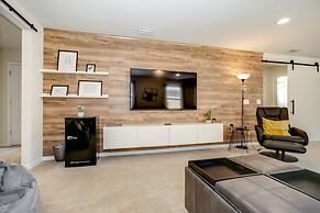 Saltwater Pool Private Pool Luxury Home! 6 Bedroom Home by RedAwning