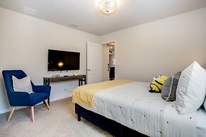 Saltwater Pool Private Pool Luxury Home! 6 Bedroom Home by RedAwning