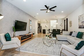 Saltwater Pool Private Pool Luxury Home! 6 Bedroom Home by RedAwning