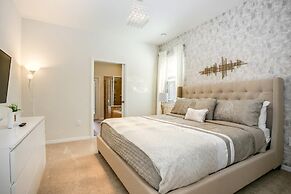 Saltwater Pool Private Pool Luxury Home! 6 Bedroom Home by RedAwning