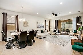 Saltwater Pool Private Pool Luxury Home! 6 Bedroom Home by RedAwning