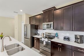 Storey Lake 4 Bed Townhome! 4 Bedroom Townhouse by Redawning