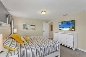 Storey Lake 4 Bed Townhome! 4 Bedroom Townhouse by Redawning