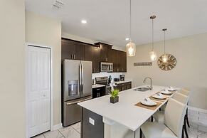 Storey Lake 4 Bed Townhome! 4 Bedroom Townhouse by Redawning