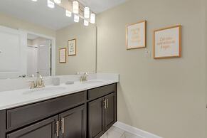 Storey Lake 4 Bed Townhome! 4 Bedroom Townhouse by Redawning