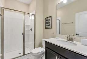 Storey Lake 4 Bed Townhome! 4 Bedroom Townhouse by Redawning