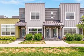 Spectacular Townhome near Breweries and River District!