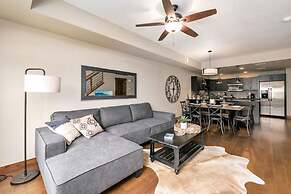 Spectacular Townhome near Breweries and River District!