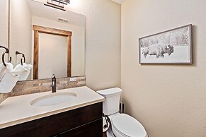 Spectacular Townhome near Breweries and River District!