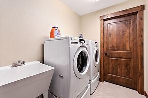 Spectacular Townhome near Breweries and River District!