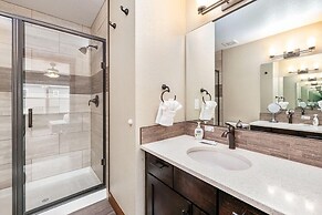 Spectacular Townhome near Breweries and River District!