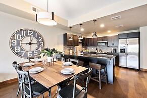 Spectacular Townhome near Breweries and River District!