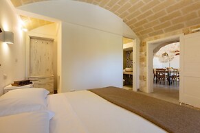 2220 Trulli Biancapetra by Perle di Puglia