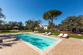 2220 Trulli Biancapetra by Perle di Puglia