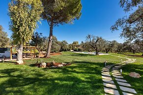 2220 Trulli Biancapetra by Perle di Puglia