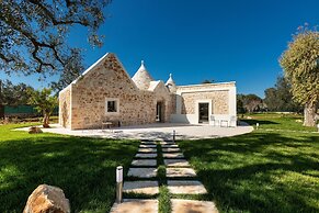 2220 Trulli Biancapetra by Perle di Puglia