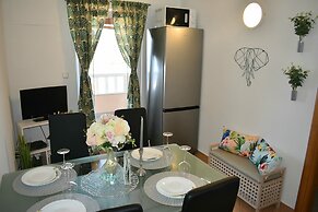 A2 - apt w. Terrace, Just 3 min Walk to the Beach