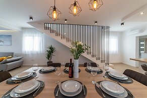 New Luxury Modern Four-bedroom Villa With Pool