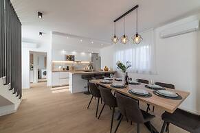 New Luxury Modern Four-bedroom Villa With Pool