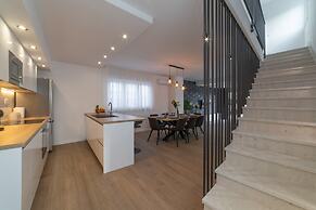 New Luxury Modern Four-bedroom Villa With Pool