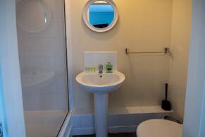 Irvine Riverside Guesthouse by Paymán Club