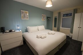 Irvine Riverside Guesthouse by Paymán Club