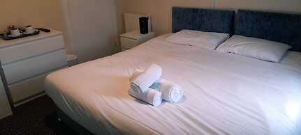 Irvine Riverside Guesthouse by Paymán Club